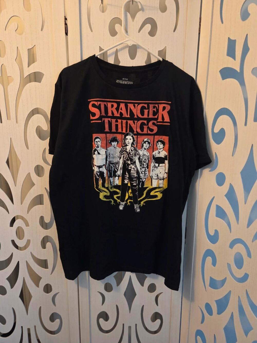 Stranger Things Graphic T Shirt L Black Netflix Cast Logo Cotton Tee nwt